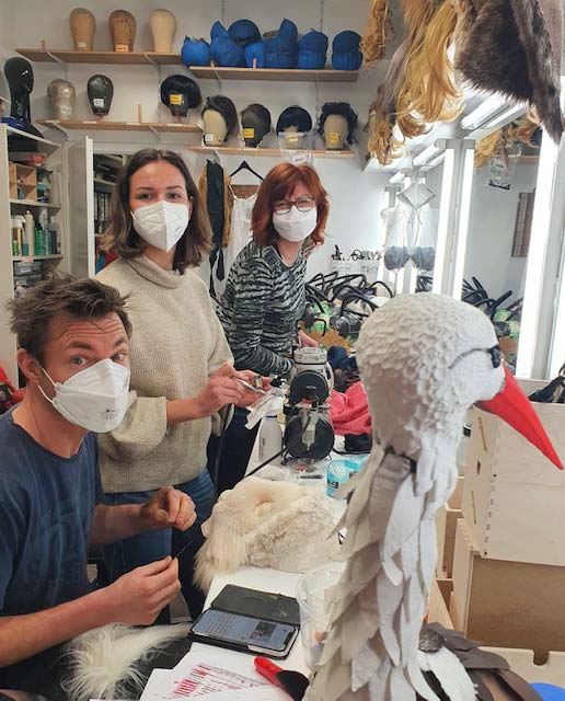 Maskenbildner Michael Badent, Praktikantin Saskia Waibel und Friseurmeisterin Diana Hellmich bei der Herstellung der Tiermasken.